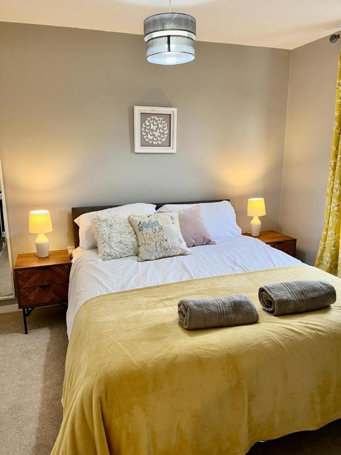 Canada House - Sleeps 6 -3 King Or 6 Single Ideal For Contractors Warrington  Exterior foto