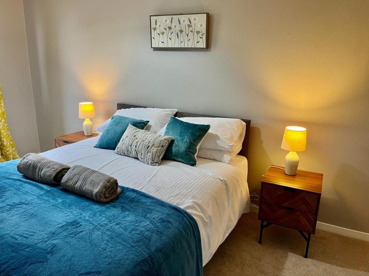 Canada House - Sleeps 6 -3 King Or 6 Single Ideal For Contractors Warrington  Exterior foto