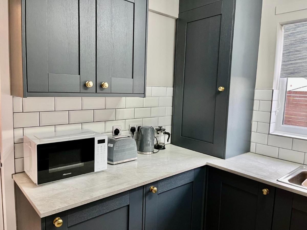 Canada House - Sleeps 6 -3 King Or 6 Single Ideal For Contractors Warrington  Exterior foto