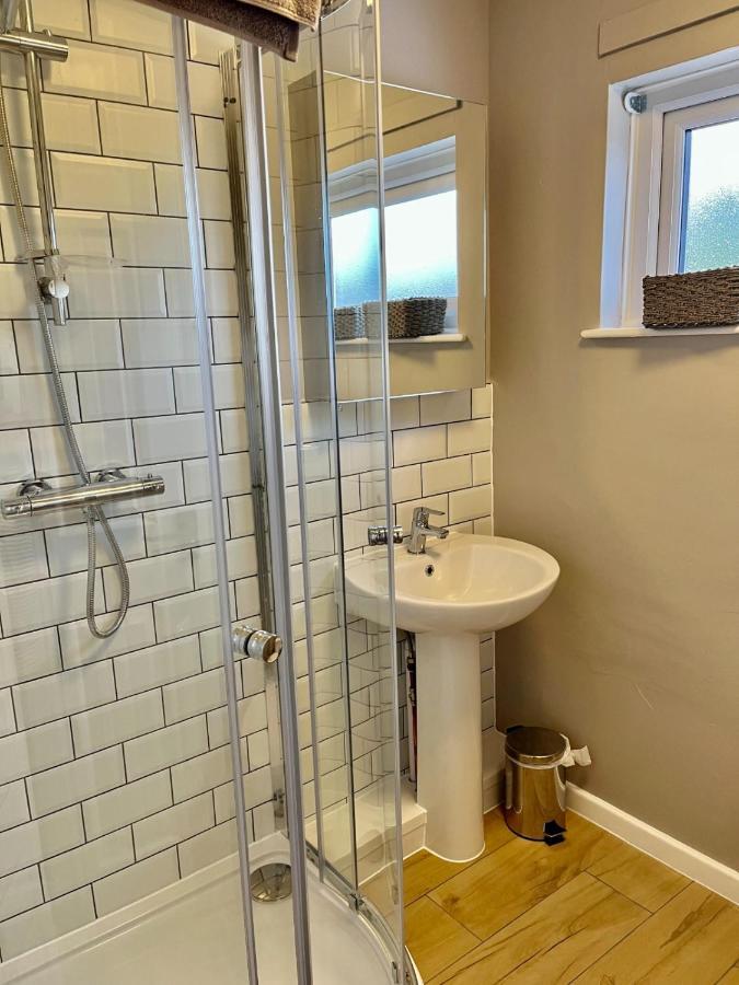 Canada House - Sleeps 6 -3 King Or 6 Single Ideal For Contractors Warrington  Exterior foto